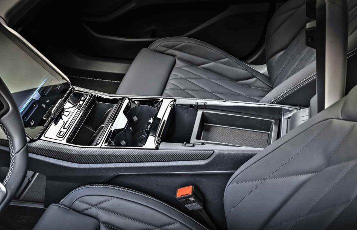 Ford Explorer 2024 – wnętrze, konsola między fotelami