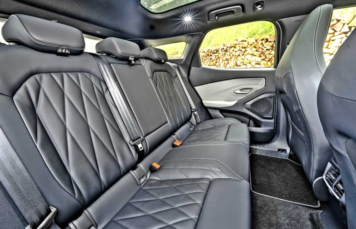 Ford Explorer 2024 – wnętrze, siedzenia z tyłu