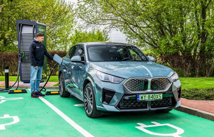 BMW iX2 xDrive30e – przód, ładowanie