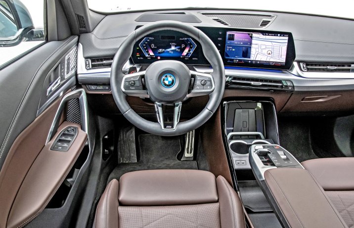 BMW iX2 xDrive30e – kokpit, deska rozdzielcza