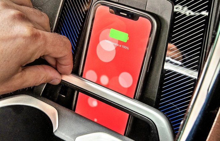 BMW iX2 xDrive30e – ładowarka indukcyjna smartfona