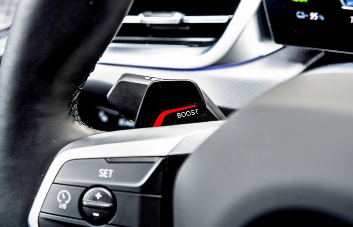 BMW iX2 xDrive30e – manetka Boost