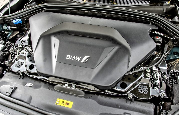 BMW iX2 xDrive30e – pod maską
