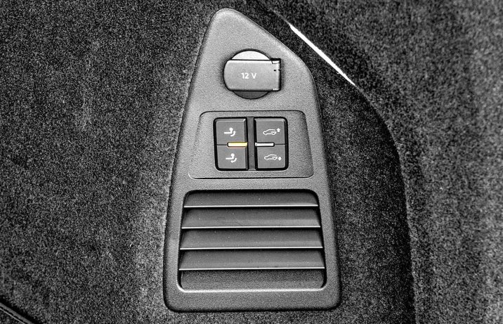 Volkswagen Touareg 3.0 V6 TDI 4Motion R-Line – bagażnik, sterowanie wysokością zawieszenia i hakiem, gniazdo 12 V