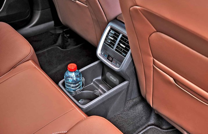 Nowa Skoda Octavia 2024 – tylny rząd, nawiewy, wejścia USB, organizer