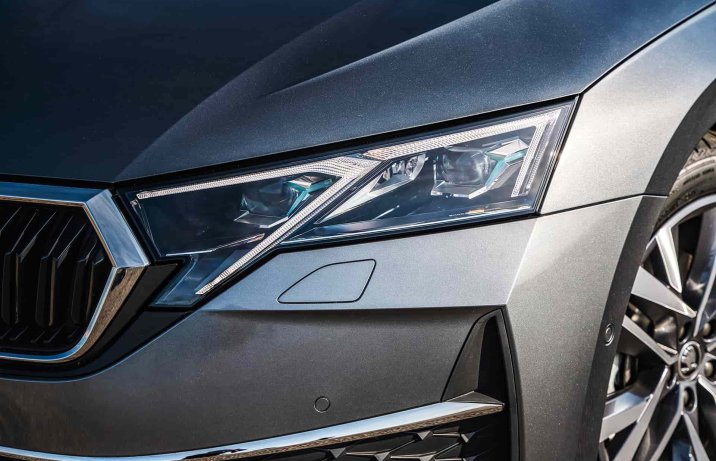Nowa Skoda Octavia 2024 – lampa