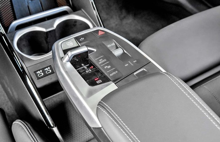 BMW X2 sDrive20i – panel sterowania