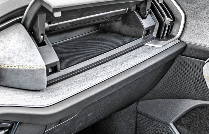 Skoda Kodiaq 2.0 TDI 193 KM DSG 4x4 Selection (2024) - test - schowek przed pasażerem