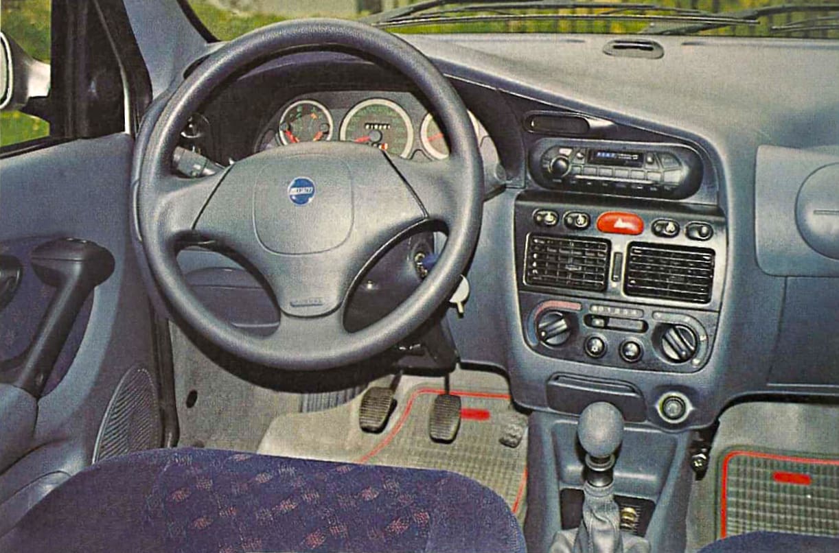 Fiat Siena HL 1.6 1997 deska rozdzielcza