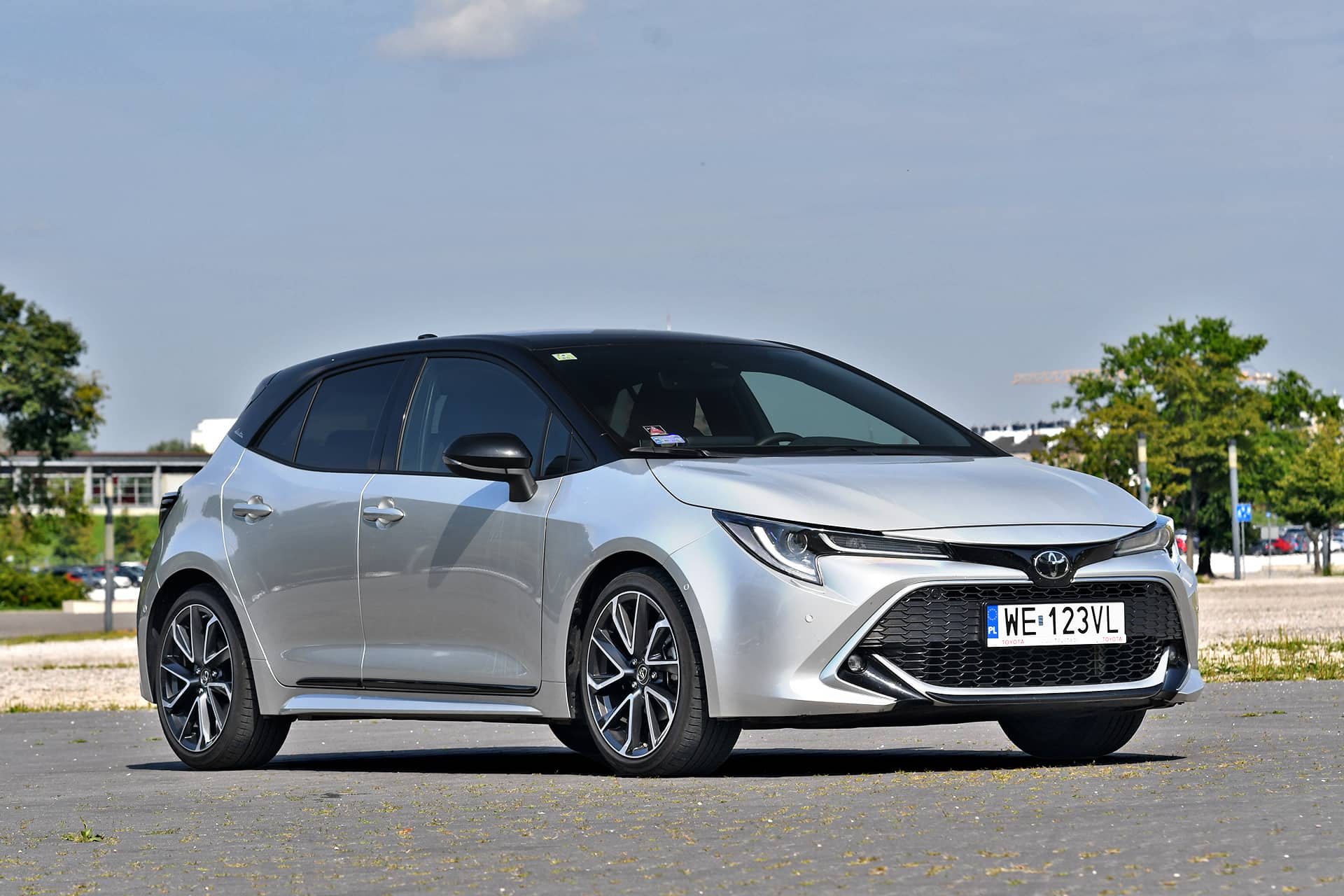 toyota-corolla-przod-i-bok