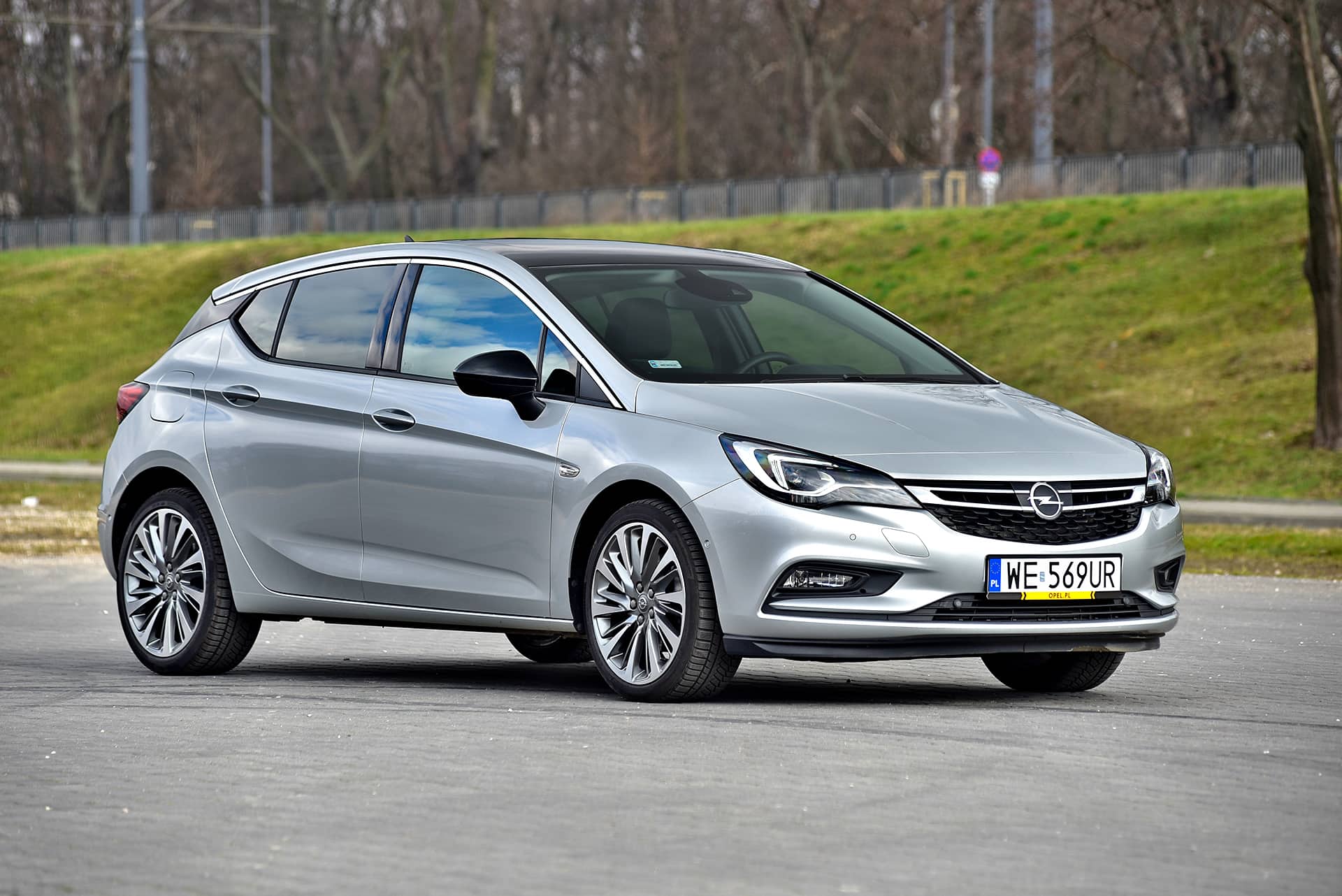 opel-astra-przod-i-bok