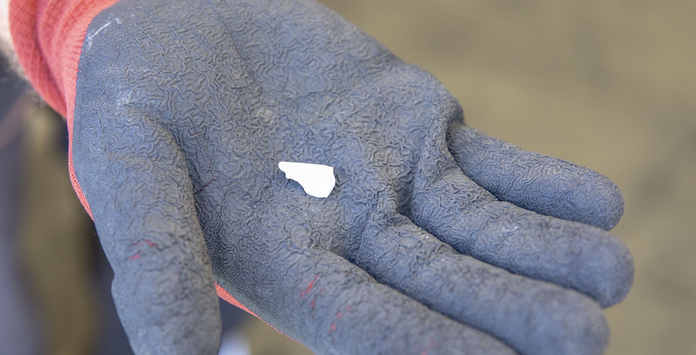 wybijanie szyby w aucie_kawalek porcelany