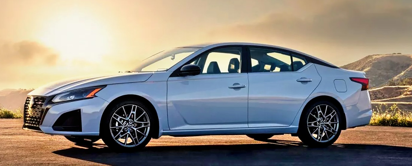 Miny z USA_2023-Nissan-Altima