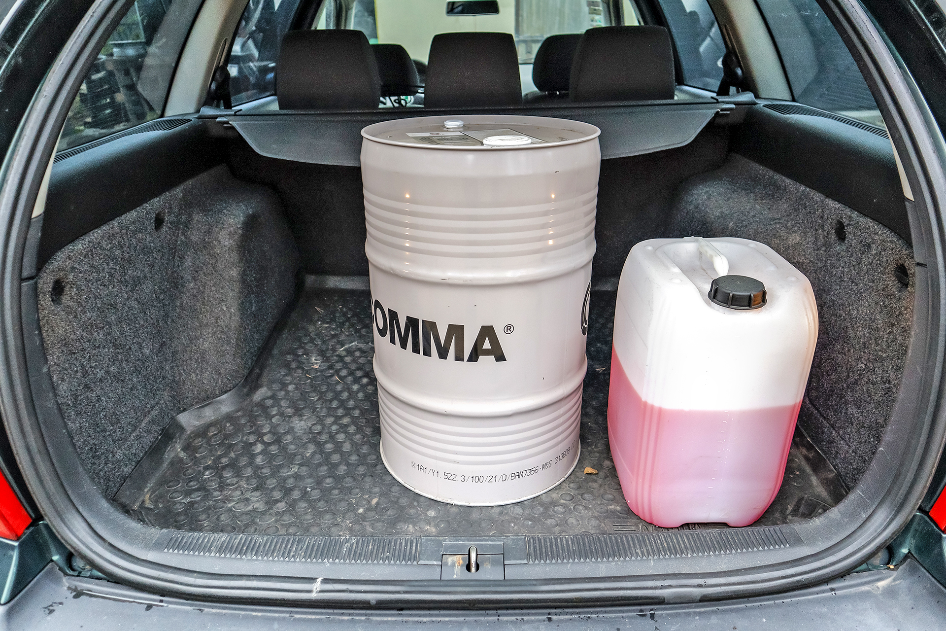 przewozenie w bagazniku_plyny