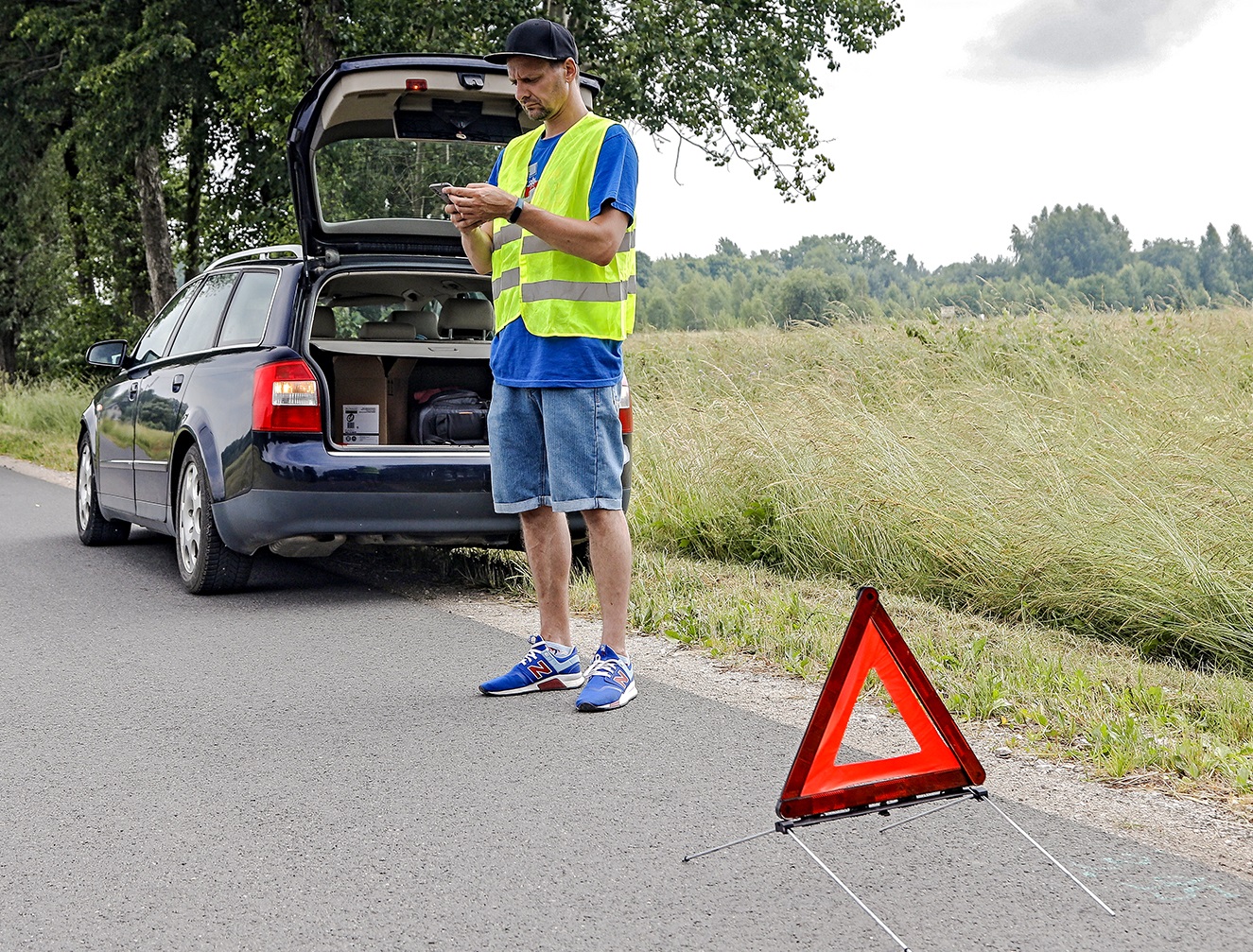 przewozenie w bagazniku_trójkąt_kamizelka