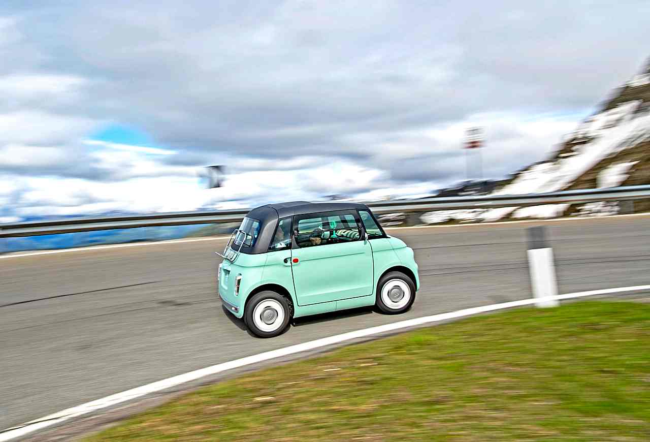Fiat-Topolino-2024-na-alpejskiej-drodze-bok-3
