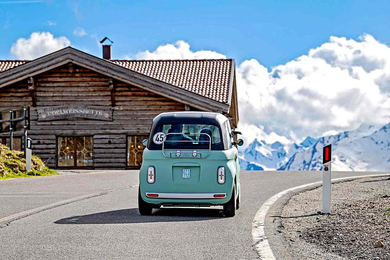 Fiat-Topolino-2024-na-alpejskiej-drodze-przod-1