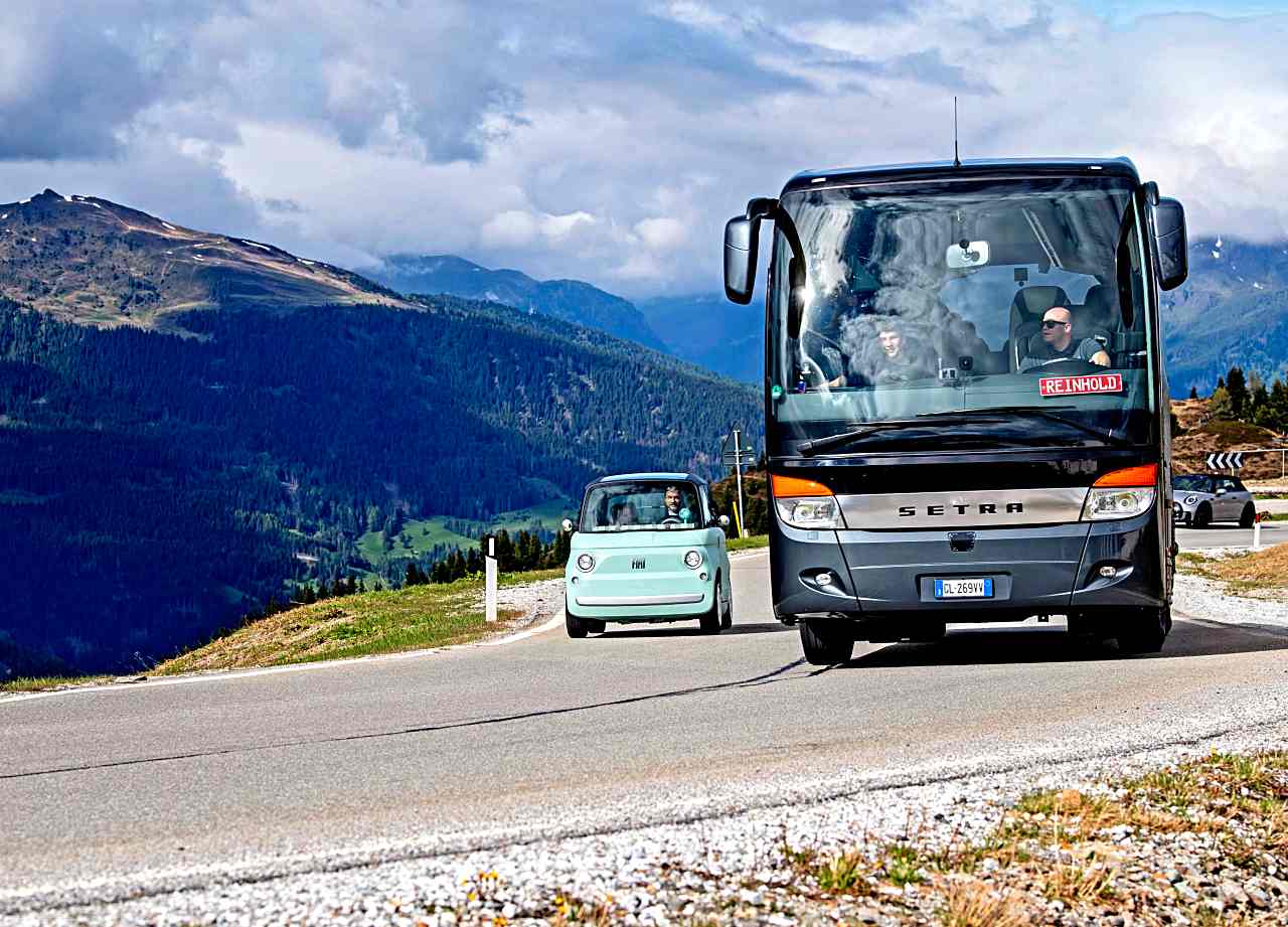 Fiat-Topolino-2024-na-alpejskiej-drodze-przod-i-autobus-setra