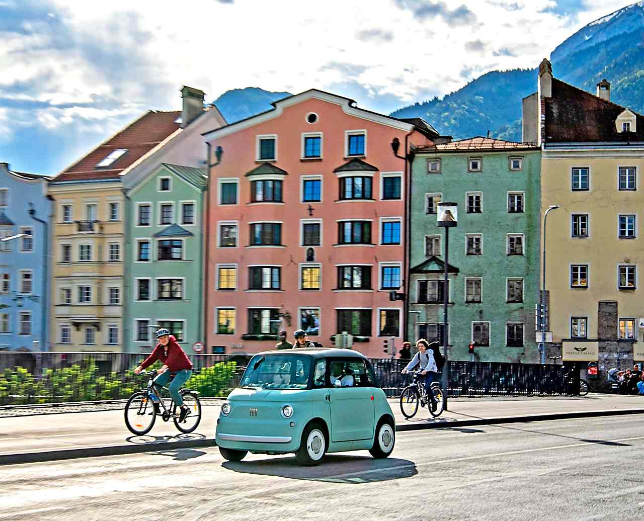 Fiat Topolino 2024 w mieście Insbruck
