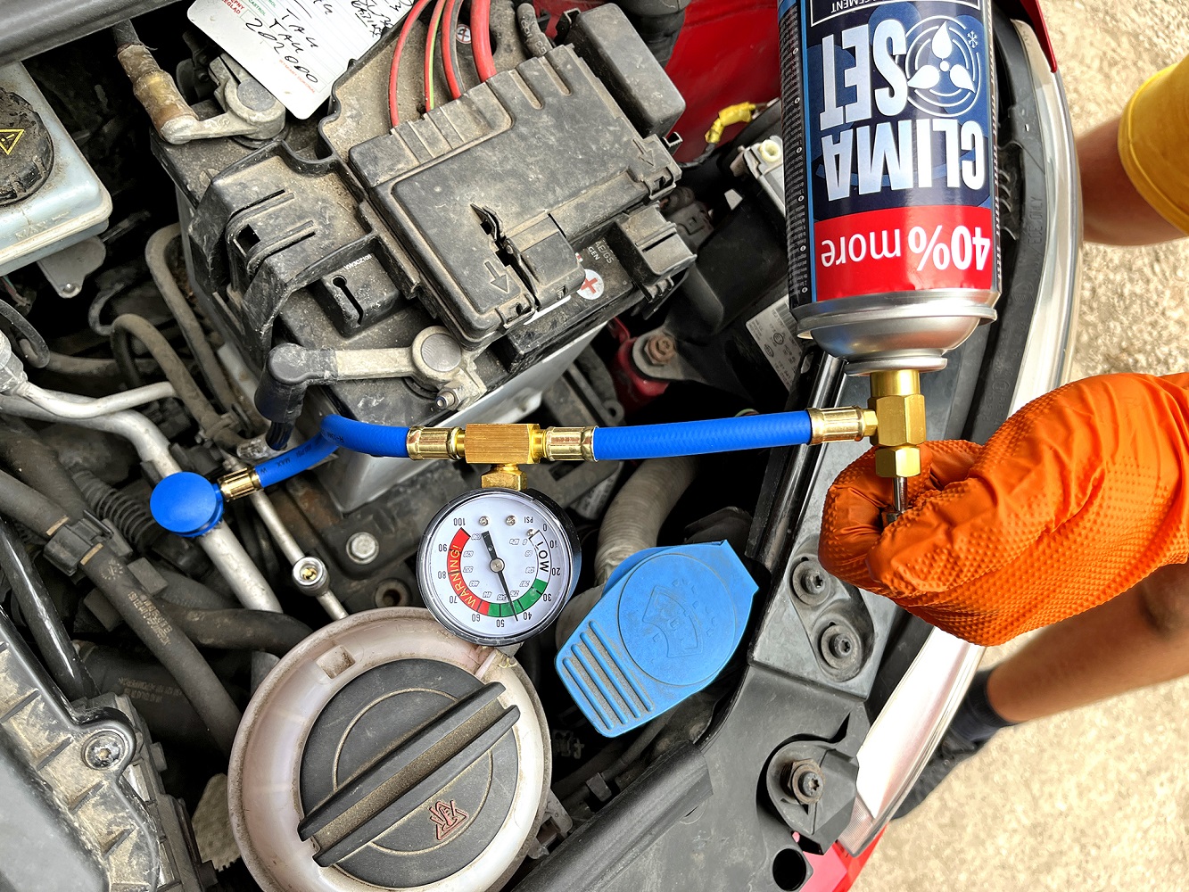 Samodzielne nabijanie klimatyzacji test_wprowadzenie preparatu