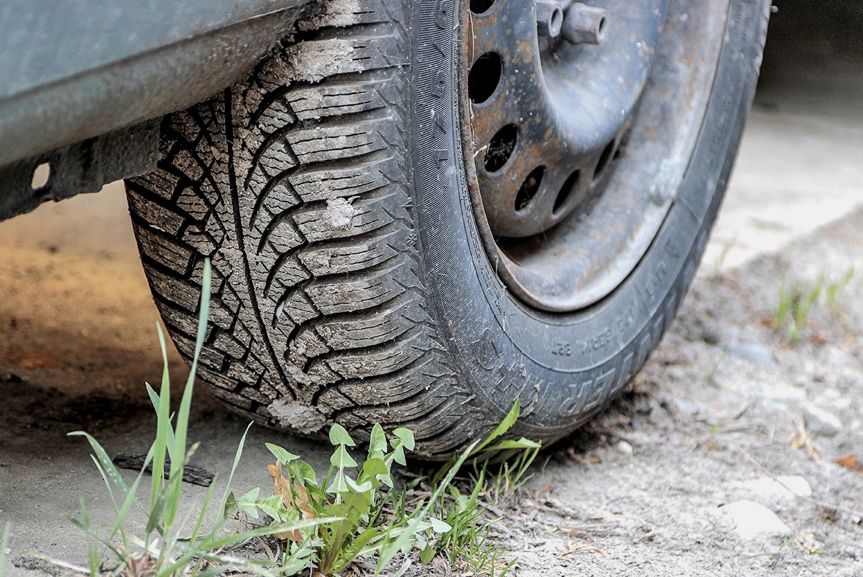 zapuszczone auto_opony