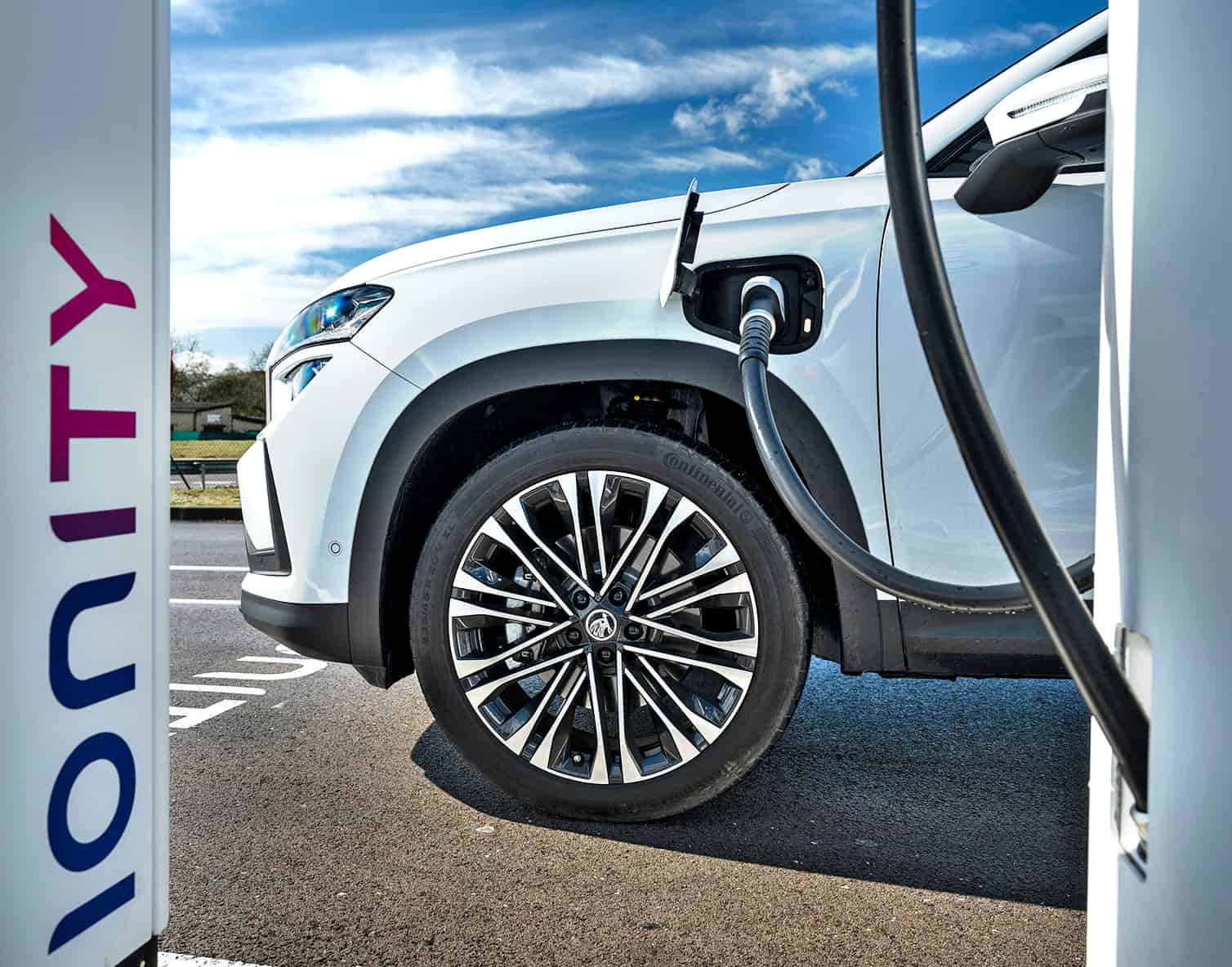 skoda napeęd hybrydowy plug in ładowanie