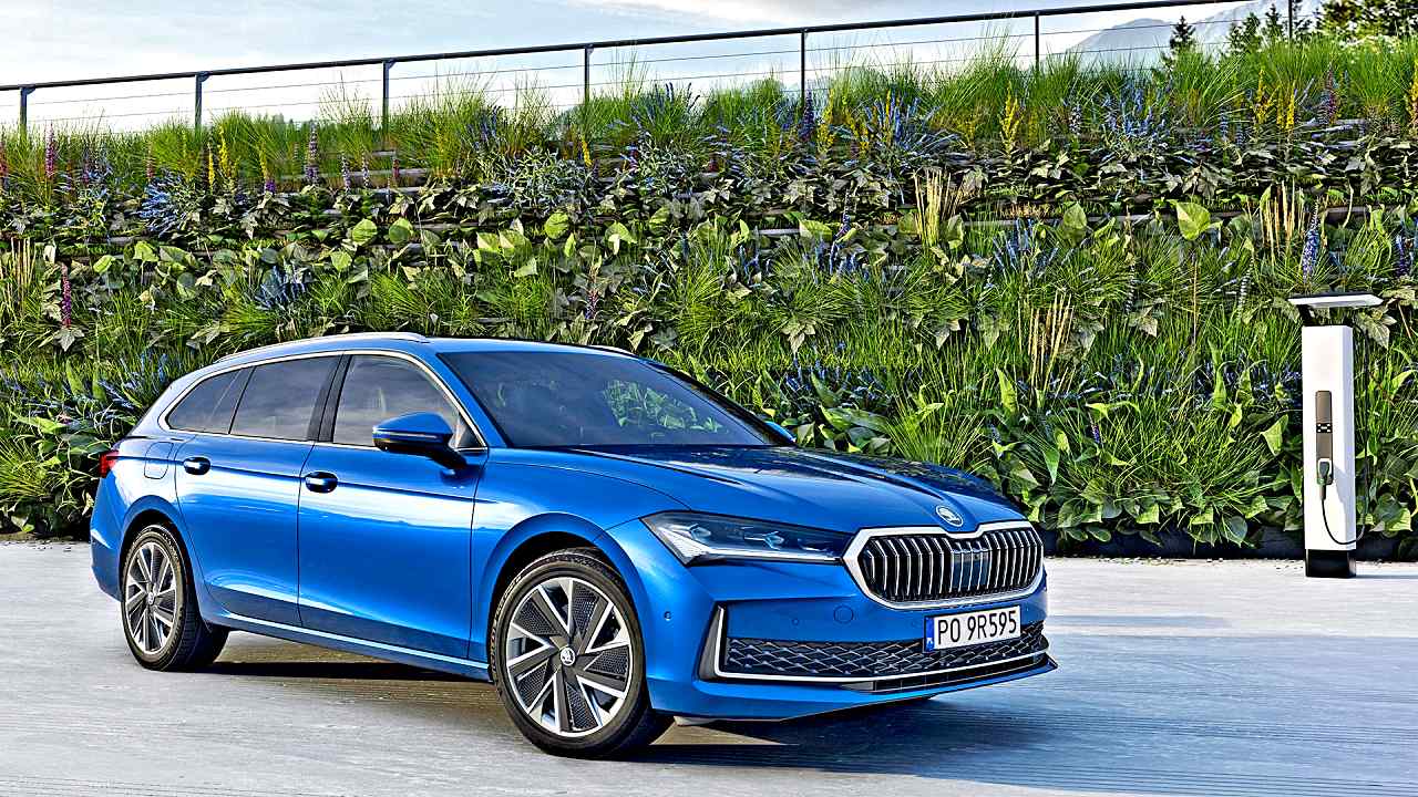 skoda superb hybryda plug-in 2024 bok