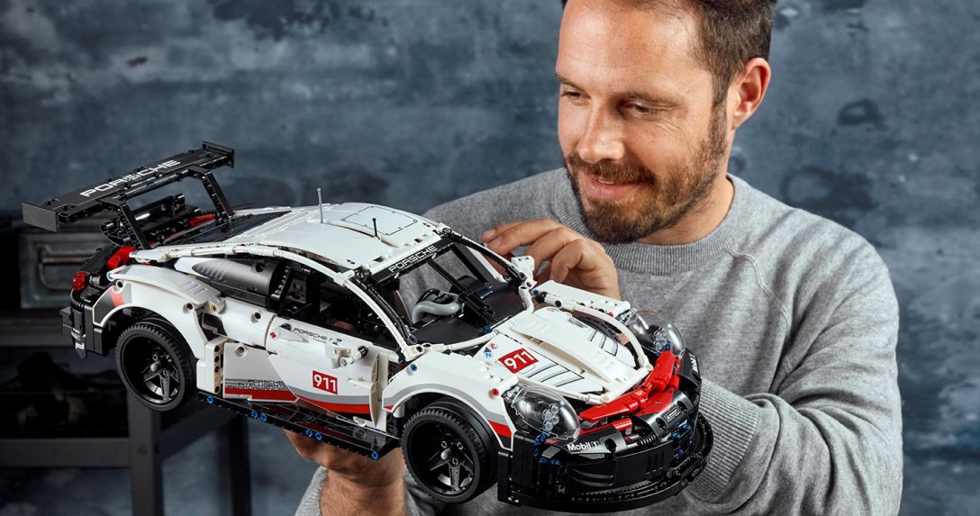 Mężczyzna ogląda model Lego Porsche