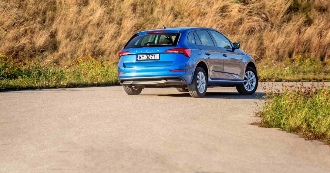 Używana Skoda Scala w ruchu – tył