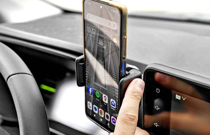 Dacia Jogger Hybrid 140 Extreme – uchwyt na  smartfon