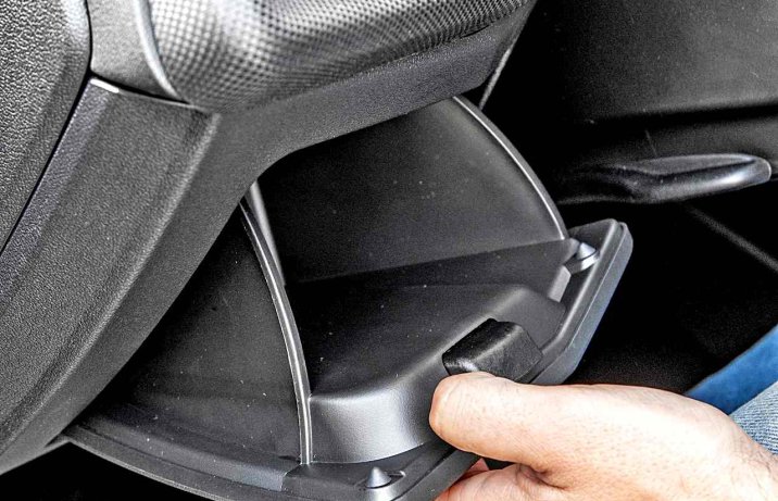 Audi A3 Limousine 35 TDI S tronic S line (2024) – wnętrze, schowek