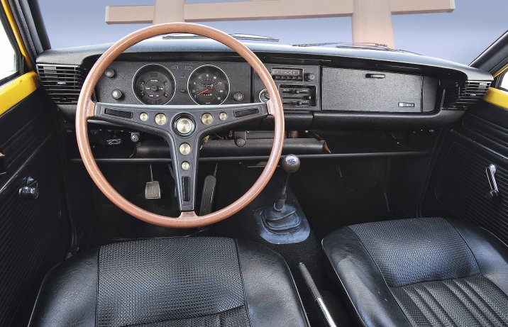 Toyota Corolla 1200 Coupe – deska rozdzielcza