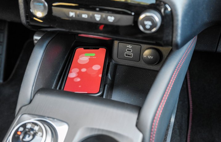 Ford Kuga - ładowarka indukcyjna