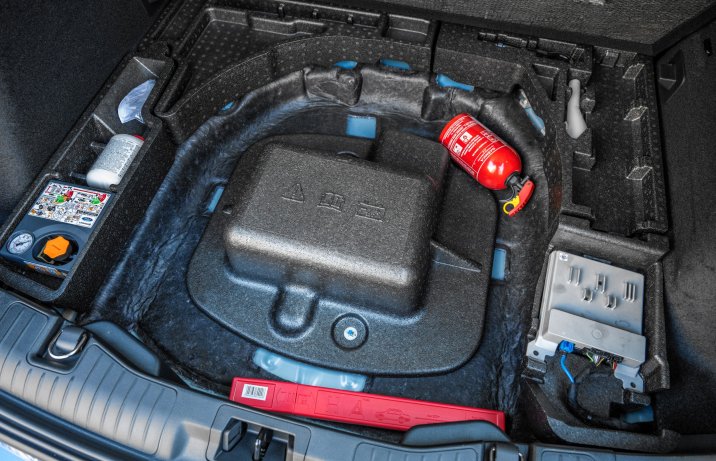 Ford Kuga - schowek pod bagażnikiem