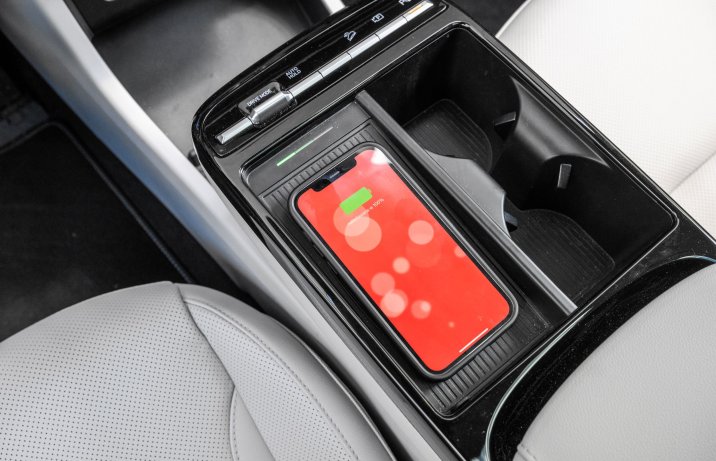 Hyundai Tucson - ładowarka indukcyjna