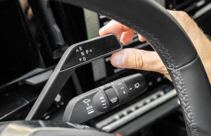 Renault Austral - dźwignia automatu