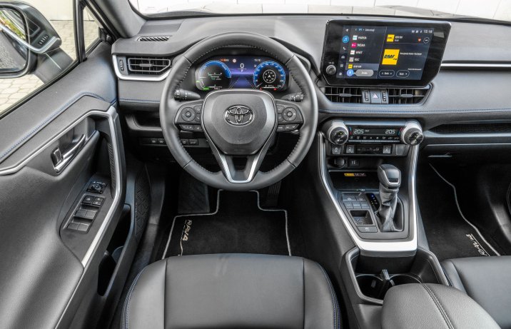 Toyota RAV4 - kokpit