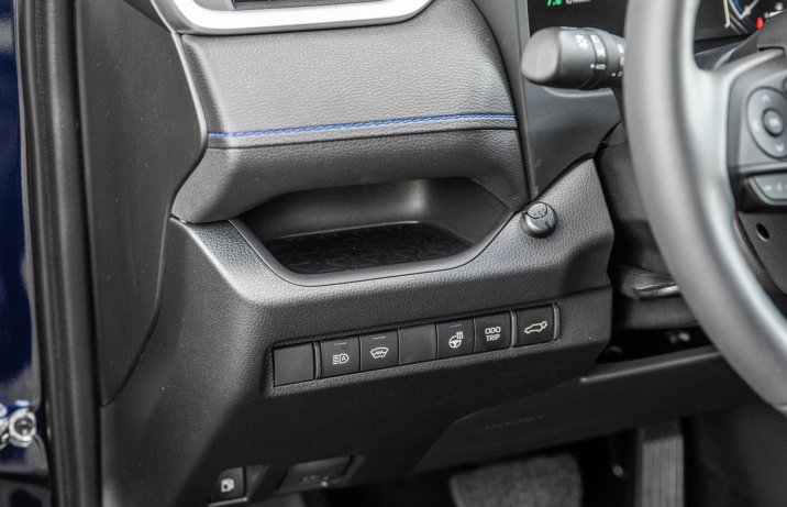 Toyota RAV4 - półka