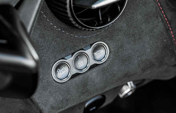 McLaren 750S Spider (2024) – przyciski do podnoszenia osi