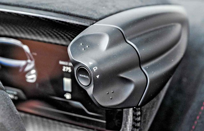 McLaren 750S Spider (2024) – sterowanie z boku zegarów