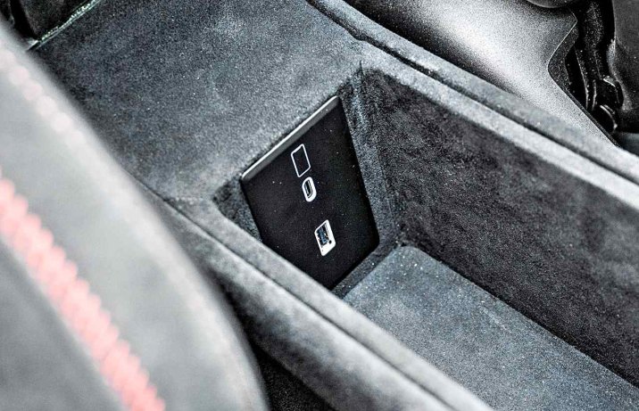 McLaren 750S Spider (2024) – schowek w tunelu centralnym