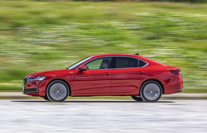 Skoda Superb 2.0 TDI DSG (2024) – test – bok