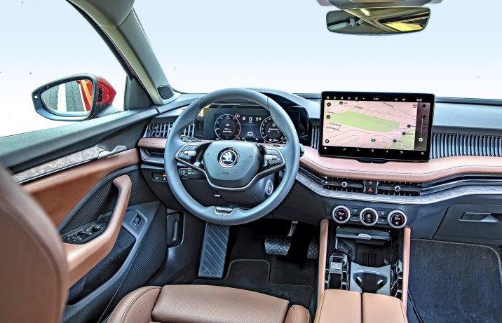 Skoda Superb 2.0 TDI DSG (2024) – test – kokpit, deska rozdzielcza