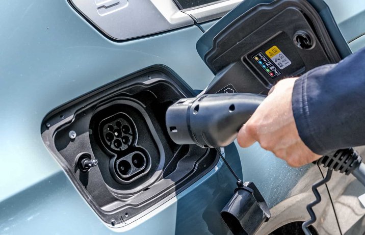 BMW i5 eDrive40 – ładowanie