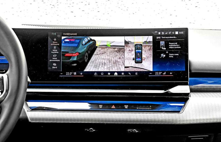 BMW i5 eDrive40 – ekran, widok z kamer