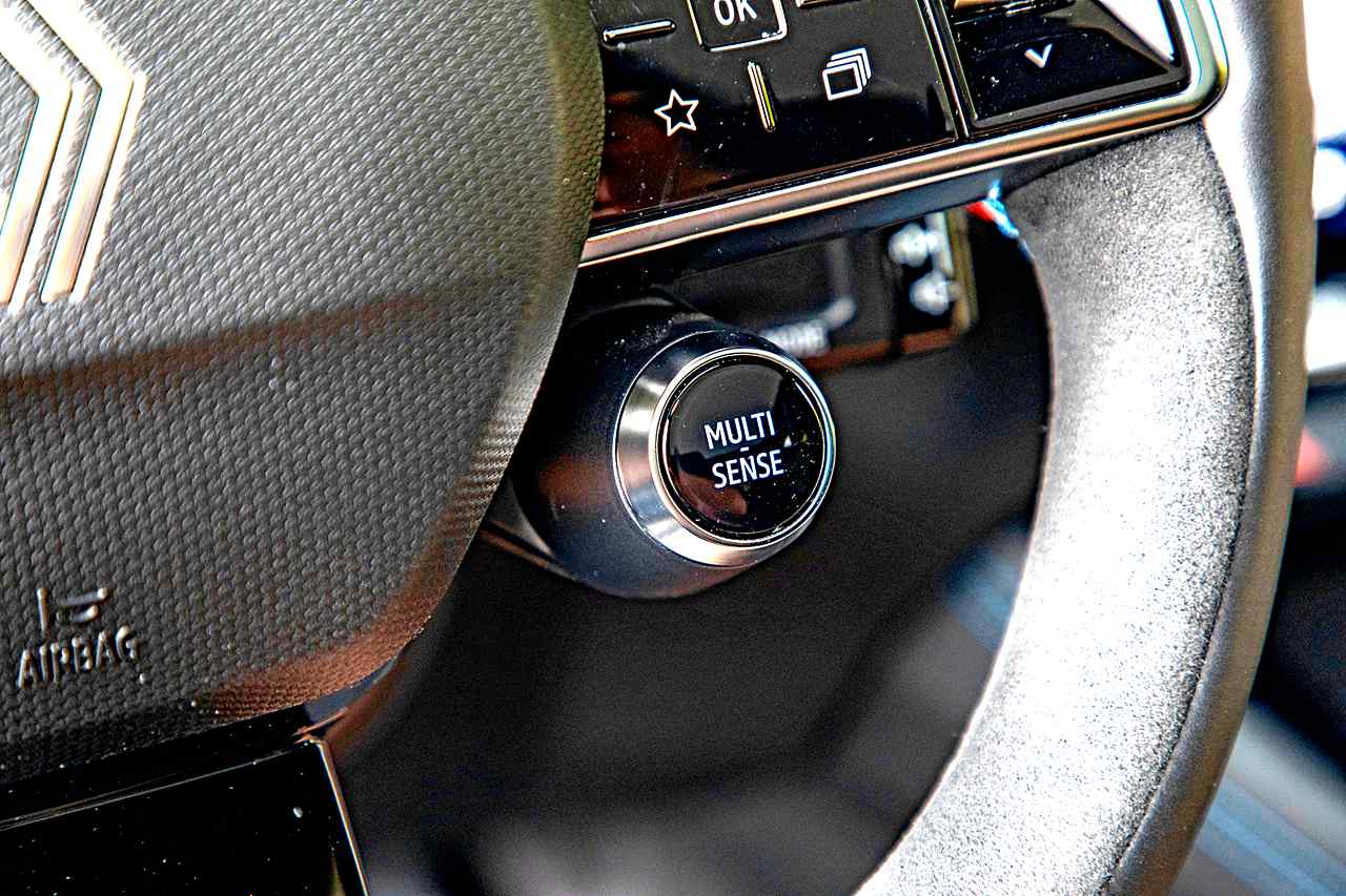 Renault-Rafale-E-Tech-full-hybrid-200-2024-test-przycisk-multi-sense