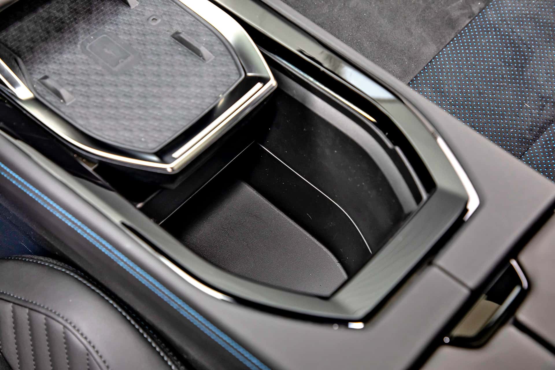 Renault-Rafale-E-Tech-full-hybrid-200-2024-test-schowek-w-konsoli-miedzy-fotelami