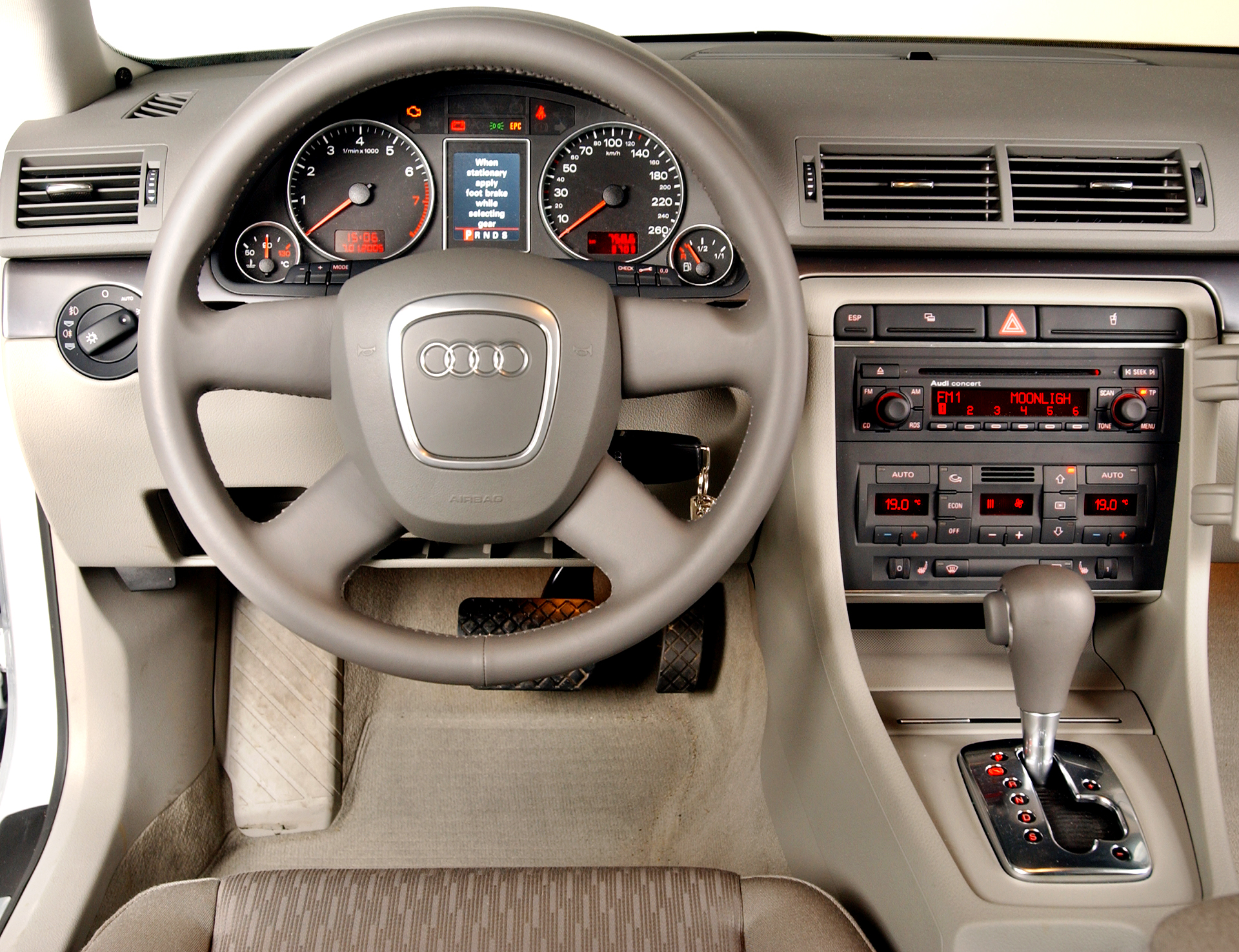 tanie uzywane auta klasy sredniej_audi a4 deska