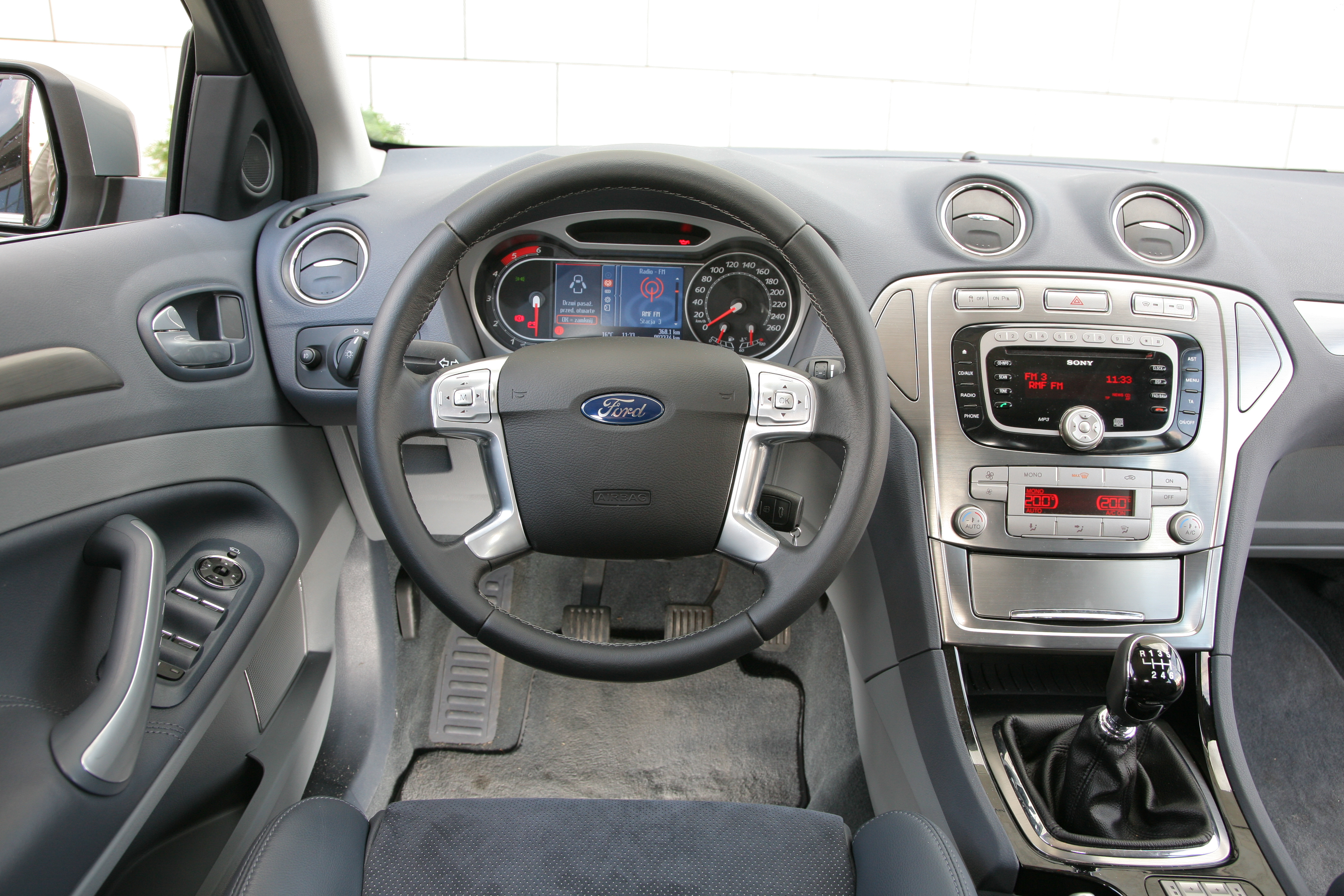 tanie uzywane auta klasy sredniej_ford mondeo deska