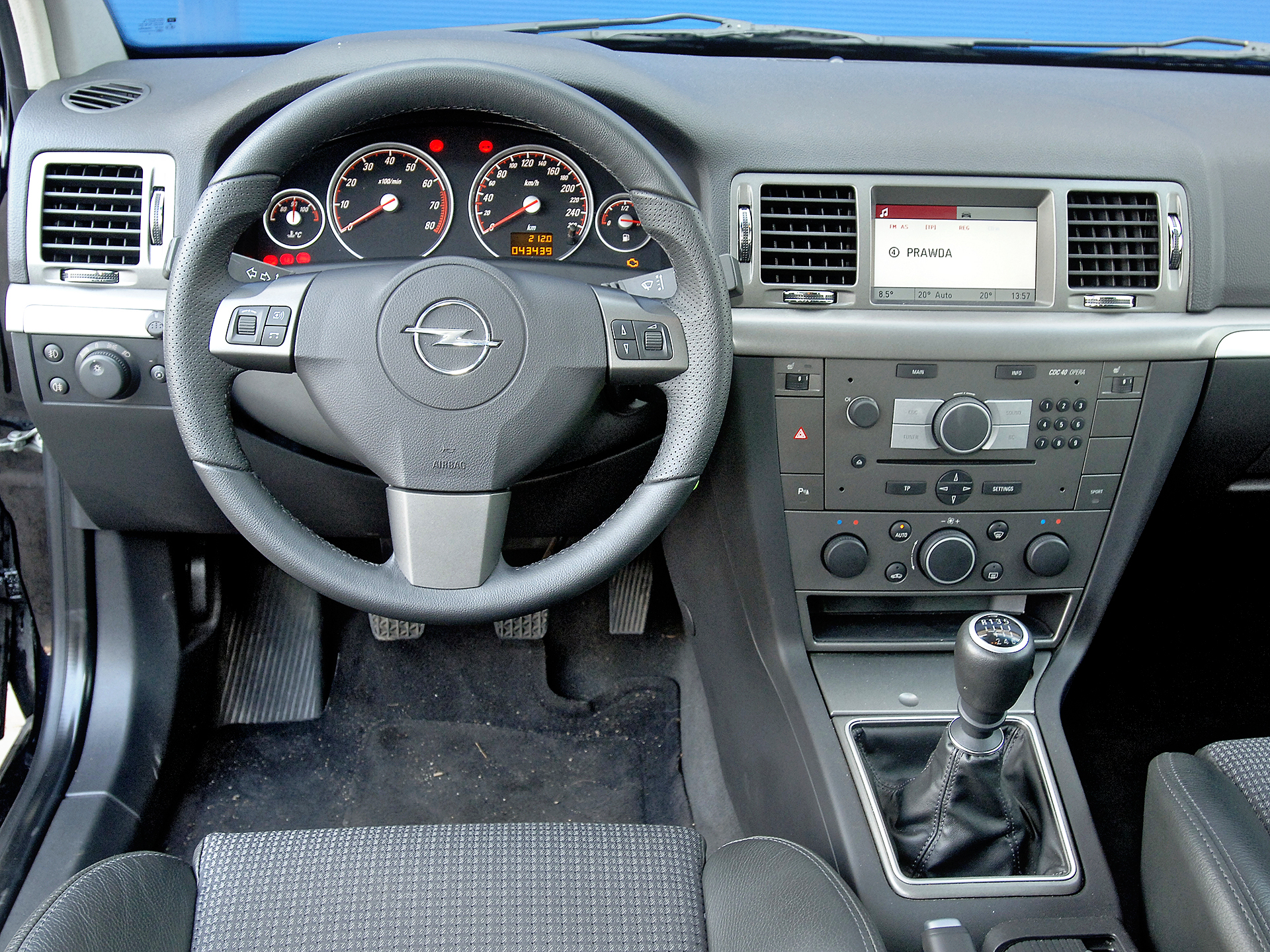 tanie uzywane auta klasy sredniej_opel vectra deska